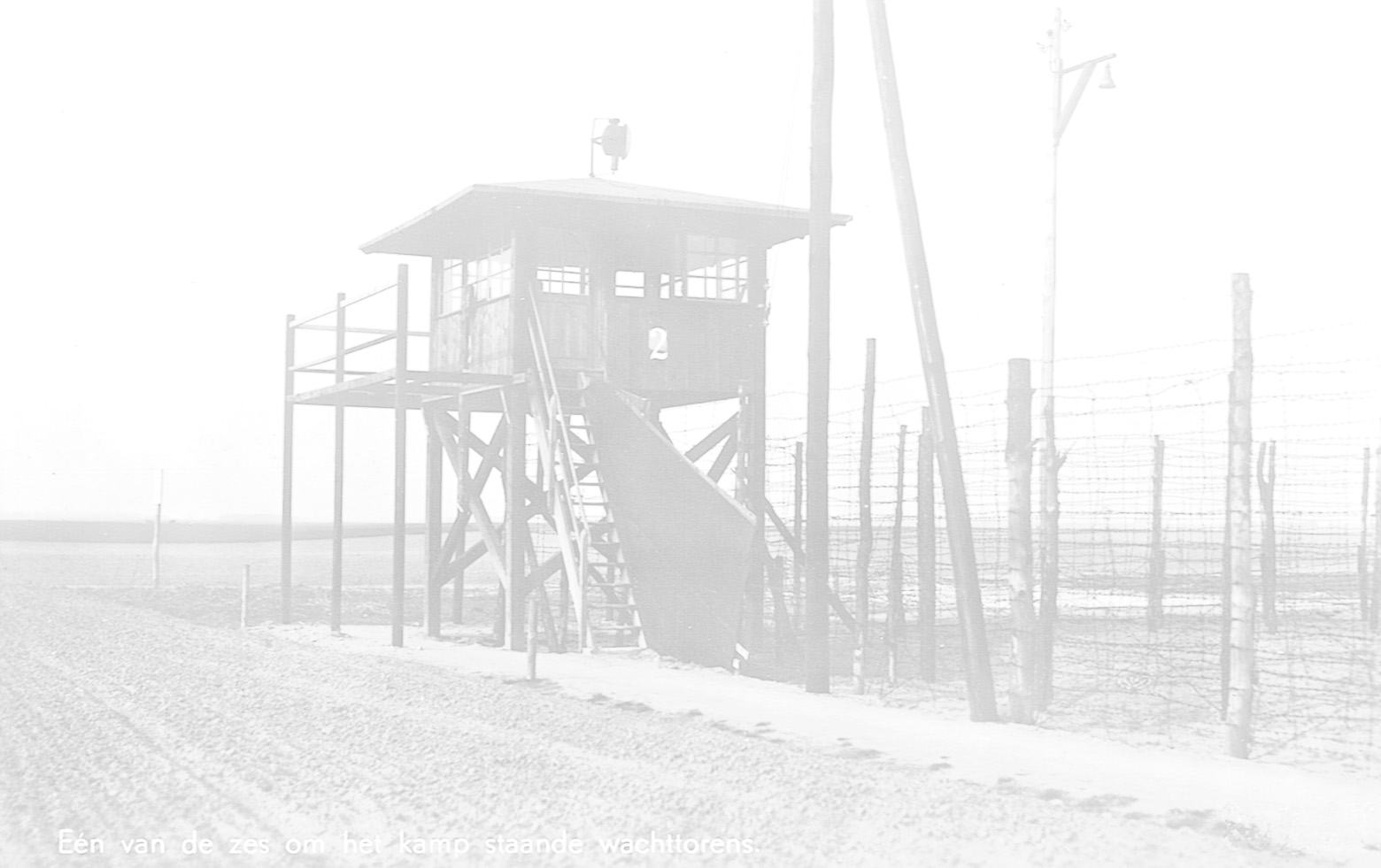 Een van de zes wachttorens rond het kamp